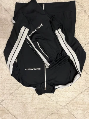 Palm Angels svart loungewear set  - Palm angels svart och vit tracksuit i storlek S utan några hål eller defekter, säljer pågrund av att ha bytt stil, pris går att diskutera vid snabb affär.vid frågor eller funderingar så är det bara att skriva!
