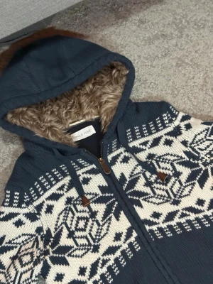 Pier One Vintertröja med Pälsluva  - Pier One vintertröja med mönster och pälsdetalj i luvan. Varm och perfekt för höst och vinter.  Färg: Mönstrad Storlek: S  Fraktar inom 24h vid snabb affär. Byten är inte aktuella.  #PierOne #Vintertröja #Hoodie #Winterwear #Menswear
