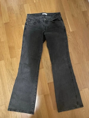 Mörkgrå bootcut jeans - As snygga 