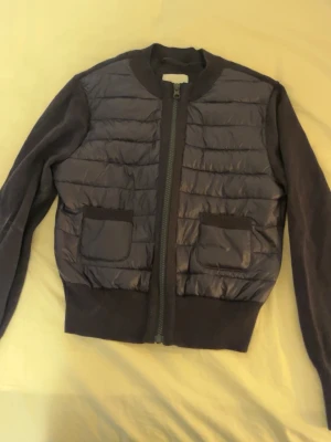 Marinblå väst-jacka från Gina Tricot - En marinblå väst-jacka från gina tricot. Super fin och jätte skön. Perfekt till hösten eller våren och passar till nästan allt. Storleken fungerar som en XS.