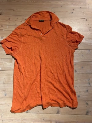 Orange linneskjorta från Stenströms - Säljer en snygg orange piké från Stenströms . Skjortan har korta ärmar, klassisk krage och två knappar vid halsen. Perfekt för dig som gillar en avslappnad men stilren look.