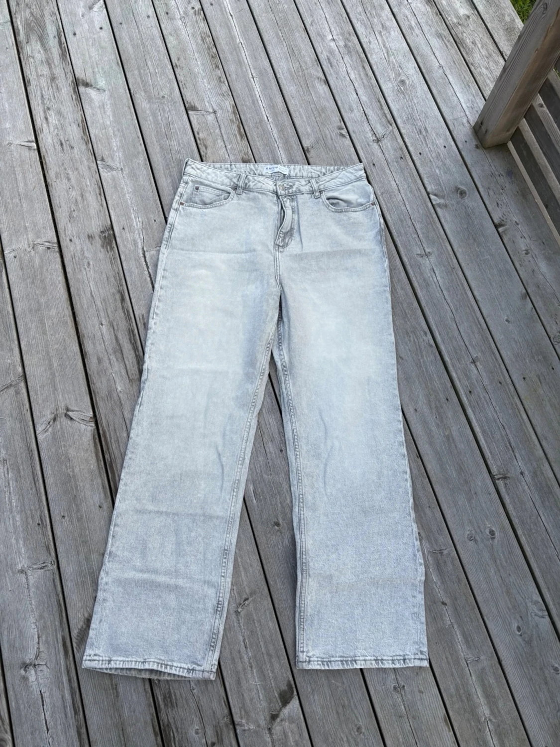 Ljusgråa raka jeans