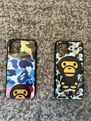 Bape iPhone 13 mobilskal - 2 mobilskal av bape som du kan köpa båda för 200 eller 1 för 120. Skriv för mer bilder eller information!!
