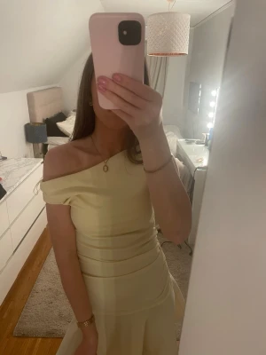 Ljusgul offshoulder klänning - En ljusgul klänning från Zara som är använd fåtal gånger och i nyskick. Det är bara att skriva för fler bilder eller frågor 💗