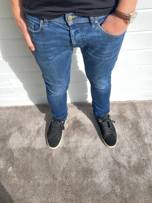 Diesel jeans blå - Tja! Säljer dessa diesel jeans i blå färg! Modellen på bilden är 191cm och väger 78kg. Passformen på jeansen är slim i storleken W31/L32. 98% bomull och 2% elastan. Hör av dig!