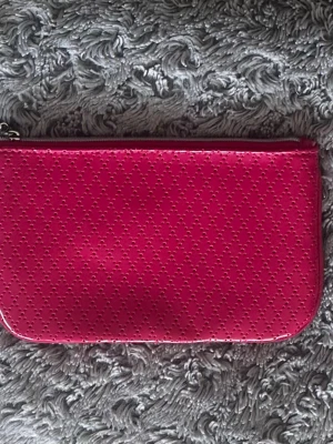  Cerise / mörkrosa sminkväska från Lanĉome - Snygg sminkväska från Lanĉome ( ca 20 X 12 cm)  Använt ett par gånger.  I mycket bra skick-nyskick.        