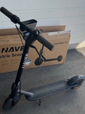 Svart elscooter Navee EasyRide 20 - Säljer en svart elscooter av modellen Navee EasyRide 20. Scootern har bred fotplatta med halkskydd, robust ram och handtag med greppvänligt material. Perfekt för smidig transport i stan. Laddare och originalkartong medföljer.