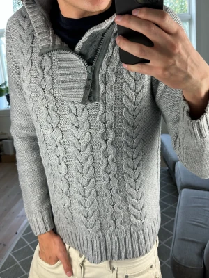 Unik Sticlad Hoodie Grå  - Väldigt snygg och perfekt i alla tillfällen! Mått: A:49 B:50 C:47 D:63 (cm) Skriv vid fundering 😇🙌