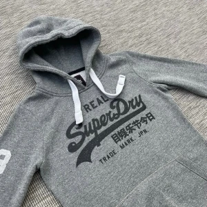 Vintage Superdry hoodie - Säljer denna Superdry hoodie som är i väldigt bra skick!!🙌 Tröjan är glittrig vilket gör den väldigt unik och snygg🤩Storlek: S🌟Hör gärna av er vid frågor eller funderingar!🤗