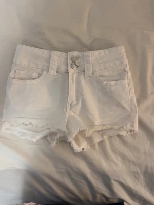 Vita shorts från H&M - Super fina vita shorts från H&M. Passar till allt och är perfekta för sommaren. Storleken passar som en XXS.