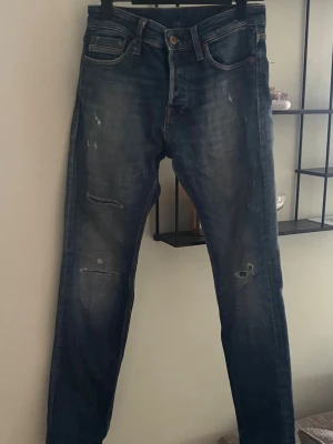 Jeans Jack & Jones - Säljer ett par jeans från Jack & Jones i modellen tapered Mike. Köpta för 1200kr.