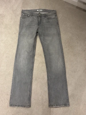 gråa jeans pull&bear  - ljus grå jeans från pull&bear storlek 38. defekt på baksida ben annars i fint skick. straight leg. 