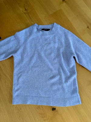 Ljuslila stickad tröja Vero Moda - Mysig ljuslila stickad tröja från Vero Moda i storlek XS. Tröjan har rund halsringning, långa ärmar och ribbade muddar vid ärmslut och nederkant. Perfekt för lager på lager och enkel att matcha med jeans eller kjol.