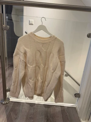 Cable knit tröja från Primark  - Snygg cremevit oversized  cable knit tröja från Primark. Använd 1 gång