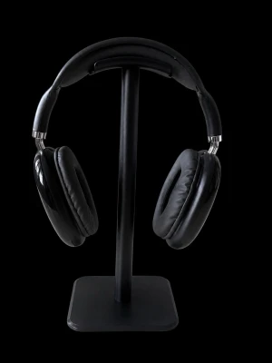 P9 PRO Max Svarta over-ear hörlurar - Stilrena svarta over-ear hörlurar med mjuka, vadderade kåpor och justerbart huvudband. Hörlurarna har en modern design med blanka detaljer och ser riktigt bekväma ut för långa lyssningssessioner. Perfekta för musik, gaming eller film.  Säljes billigt då kartongen är skadad men har ingen inverkan på hörlurarna. 