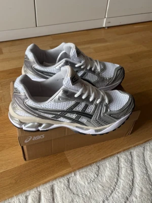 Asics Gel-kayano 14 white/graphite grey - Säljer dessa helt nya och oanvända skor då jag fick dem i present men redan har ett likadant par. De har aldrig använts och är i nyskick. Hör gärna av dig vid frågor eller intresse