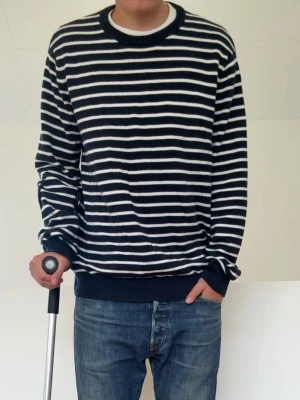 Levis mörkblå Randig tröja - Levis mörkblå Randig tröja sitter i strl L men passar även M! Bra skick utan nåra defekter och hör gärna av er vid frågor elr funderingar! 