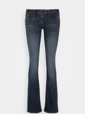 Mörkblå bootcut jeans - Jeansen är lågmidjade och har väldigt fin färg. Jag säljer dem för att de är lite stora på mig. De är mer ”baggy” än vad de ser ut o va på bilden. De är inte heller så gamla, jag har inte använt dem överdrivet mycket. 💙🩵