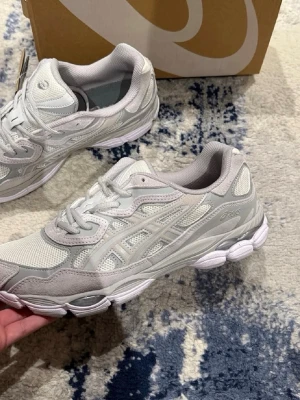 Vita Asics  - Helt oanvända asics i storlek 43