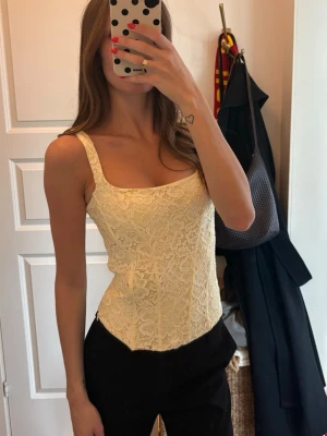 Gul spetslinne  - Dragkedja i sidan🥰