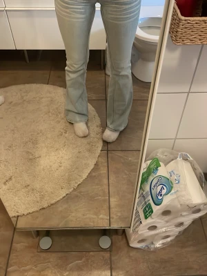 Ljusblå bootcut jeans - Säljer ett par super snygga ljusblåa Cheap monday jeans från Weekday, säljer pågrund av att de tyvärr är för små för mig!storlek 24/32🤍