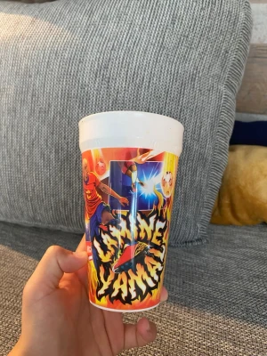 Lamine yamal mugg 0,5% chans att få  - Om man köper ett McDonald’s worldcup meal kunde man få massa olika fotbollspelare och yamal är den mest sällsynta när jag fick den hällde jag ur min cola och diska den direkt och lade upp den här annonsen 
