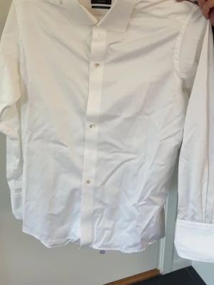 Vit skjorta från Eton Contemporary Fit - Klassisk vit skjorta från Eton i modellen Contemporary Fit. Jättefint skick! 