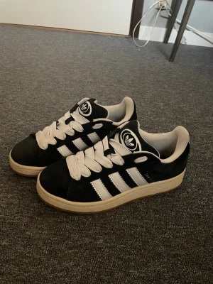 Adidas campus - Ett par adidas campus som knappt är använda så i jättebra skick. Man får även med ett par svarta skosnören.