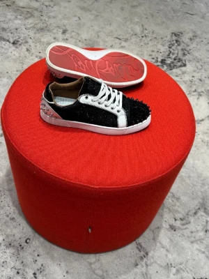 Special edition Loubs svart och vit.  - Special edition loubs o mycket bra skick som säljs till ett sjukt bra pris. 