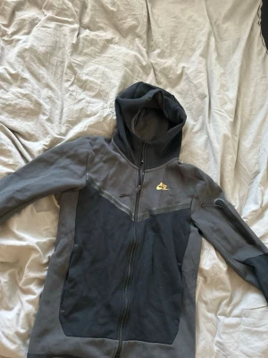 (SÄLLSYNT) Nike tech fleece Svart/grå med guldig logga - Svart/Grå Nike tech fleece med guldig Nike logga i mycket bra skick. Nypris för hela settet: 2500 kr.