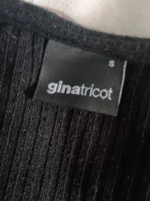 Svart topp gina tricot, grå topp lager 157 - Svart ribbad topp från Gina Tricot i storlek S. Toppen har v-ringning och långa ärmar, vilket ger en snygg och enkel look. Sitter tajt men är strechig och är croppad. Använd men i bra skick. Säljer även en grå topp från lager 157 med knappar o vida ärmar. Toppen är storlek XS och av ett tunt stretchigt material.  Bara använd 2 gånger. 30kr för den svarta, 15kr för den gråa och 40kr för båda 💕 pris kan diskuteras💖