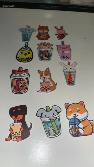 Söta djurklistermärken med bubble tea 12 st - Ett set med färgglada klistermärken som föreställer olika djur som dricker bubble tea. Motiven inkluderar hundar, katter, kanin, koala och fågel, alla i tecknad stil. Perfekt för att dekorera dator, mobil eller anteckningsbok.