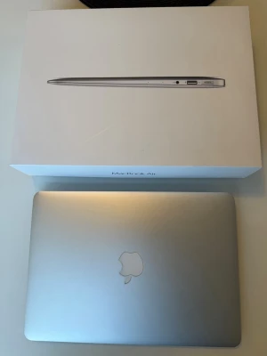 MacBook Air 13” 2015 - Säljer min MacBook Air 13” tidig 2015 modell.   Datorn är fabriksåterställd och klar för en ny ägare. Den fungerar klockrent för att streama film/serier, skriva text och göra enklare vardagssysslor.   Med tanke på dess ålder märks det dock att den tar lite längre tid på sig om du har många flikar eller tyngre program igång samtidigt.   För övrigt det är den bra som förstadator, pluggdator eller för enklare behov.  Med datorn medkommer originalladdare (som är sliten i utseendet men funkar utmärkt