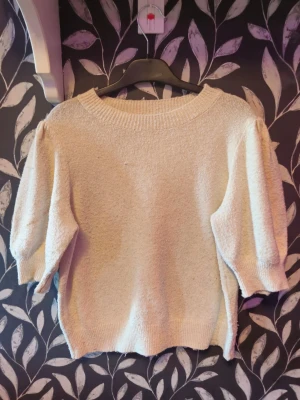 Beige stickad tröja med puffärm - Säljer en beige stickad tröja med trendiga puffärmar och rund halsringning. Tröjan har ribbstickade muddar vid ärmslut och nederkant. Perfekt för dig som gillar en enkel men ändå stilren look. NYPRIS 300KR
