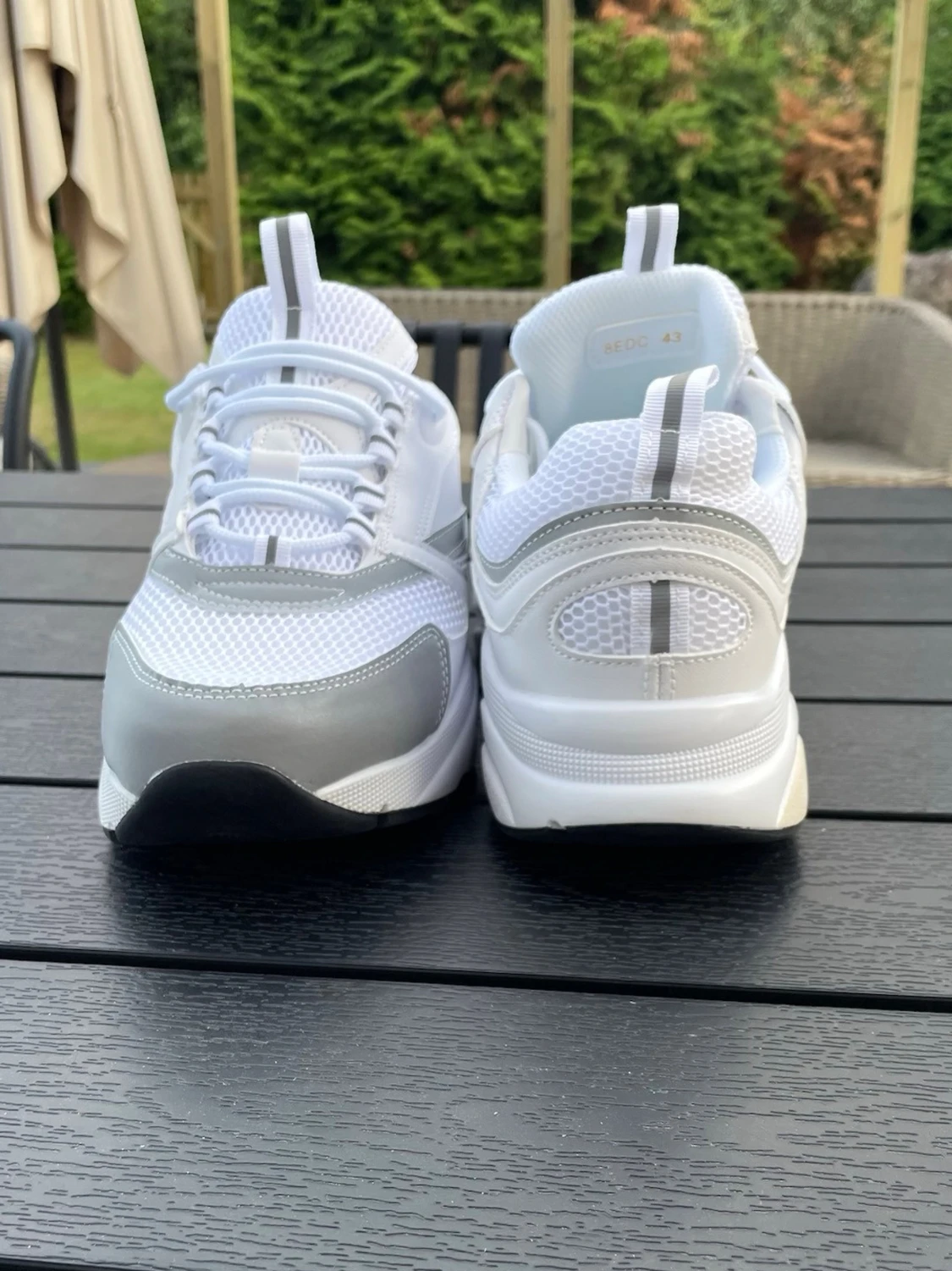 B22 Vita och grå sneakers med meshdetaljer - 3