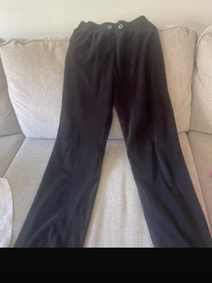 Svarta mjukisbyxor med raka ben - Ett par svarta mjukisbyxor med raka ben och resår i midjan. Bootcut modell och från Gina tricot, passar mig som brukar ha storlek S och XS