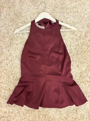 Halterneck topp - Jätte fin halterneck topp i satin material från Gina tricot. Aldrig använd. 