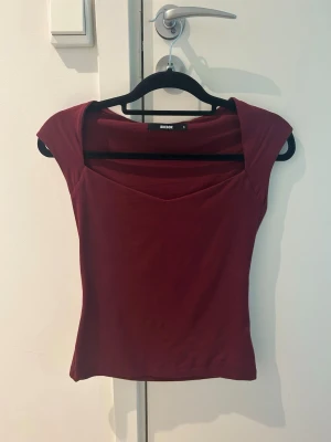 Vinröd topp - Superfin vinröd topp från BikBok😇Använd ett fåtal gånger, som ny! Pris kan diskuteras