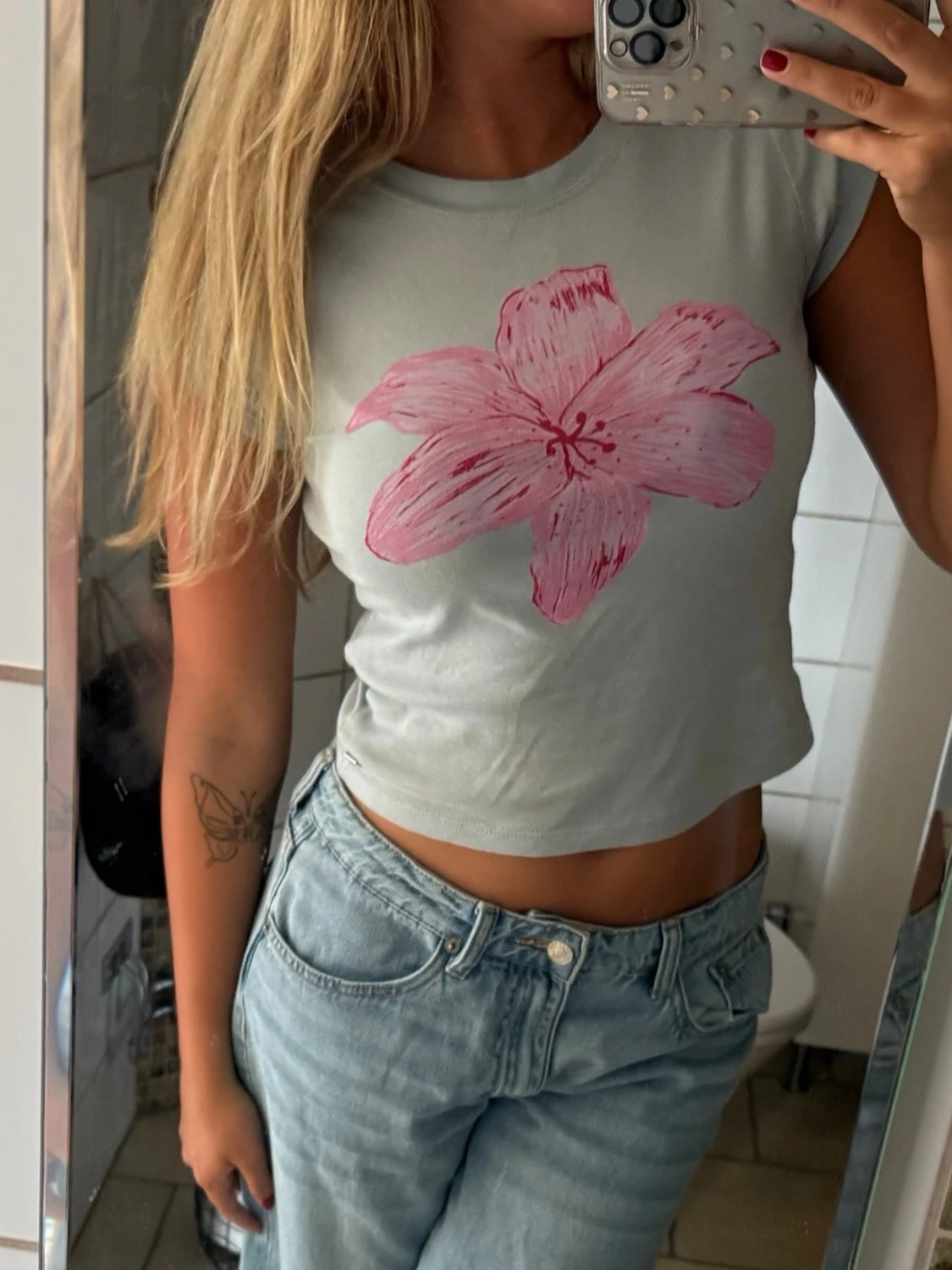 Ljusblå T-shirt med blomma