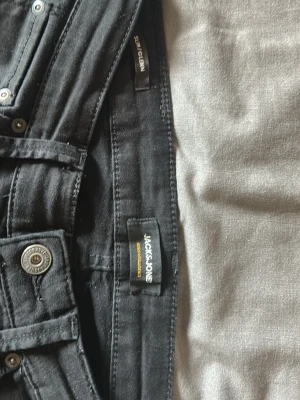 Svarta skinny jeans Jack & Jones - Säljer ett par svarta skinny jeans från Jack & Jones. Jeansen har smal passform. Materialet är mjukt och stretchigt för extra komfort. Perfekta för dig som gillar en slimmad look.