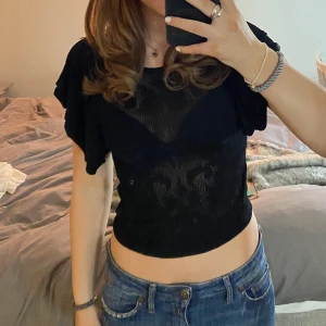 Spets T-shirt  - Svart spets tröja från Zara perfekt till fest, är helt slutsåld, storlek S och är knappt använd. Säljer för 150 + frakt! 