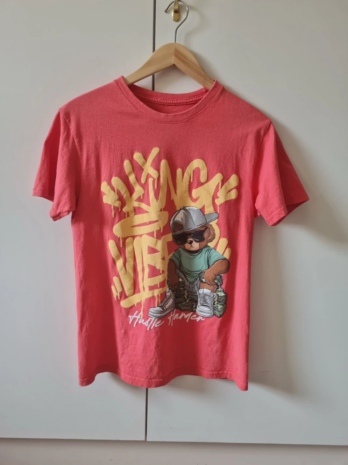 Röd t-shirt med street art-tryck strl S