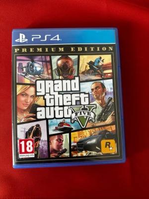 Grand Theft Auto V Premium Edition PS4 - Grand Theft Auto V Premium Edition till PlayStation 4. Omslaget är färgstarkt med collage av spelets karaktärer och fordon. Spelet är i Blu-ray-format och har åldersmärkning 18+. Perfekt för dig som gillar action, äventyr och öppna världar.