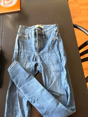 Blå Molly jeans med smal passform - Blå jeans från Perfect Jeans, modellen Molly 💙 Storlek S. Fint skick och klassisk passform. Säljer då de inte kommer till användning längre! 💌 Pris kan diskuteras, kom gärna med bud.