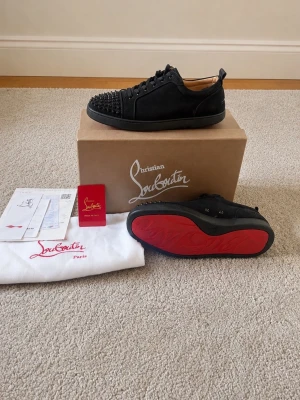 Svarta Louboutin skor - Säljer ett par svarta Louboutin skor i storlek 43, skorna är i väldigt bra skick och har få tecken på användning. Allt på bilden följer med!!🙌