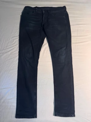 Dondup George  - Säljer mina Dondup George Slim Fit i mörkblå, storlek W33. Jeansen är varsamt använda och i riktigt fint skick. Snygg slim fit-passform och nypris betydligt högre än mitt pris.  Hör gärna av dig om du vill ha mått, fler bilder eller har några andra frågor!