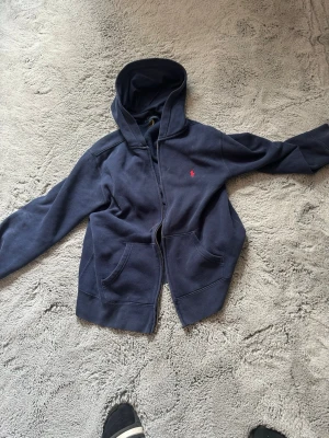 Polo Ralph lauren  - Den är i bra skick det ända är att det finns ett litet märke men Annar så är den i fint skick 