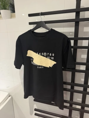 Maison Margiela  - Säljer ni denna Maison Margiela T-shirt för endast 1099 ny pris på denna ligger på 5000kr, storlek 44 vilket motsvarar S och den är i ny skick bara att höra av dig vid frågor 