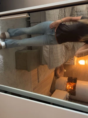 Ljusblå low flare jeans - Säljer ett par ljusblå low flare jeans med utsvängda ben och låg midja. Har två stycken i samma storlek. Endast använda fåtal gånger 
