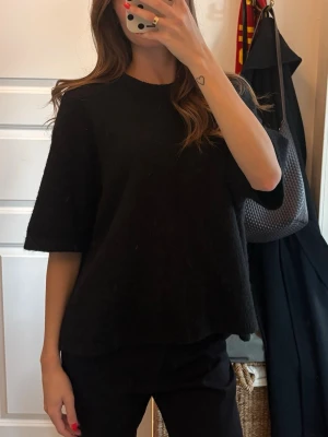 Svart stickad topp med halvärm - 🥰